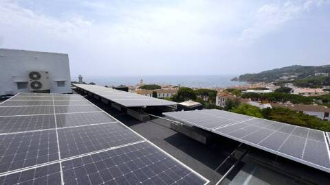 L'Hotel Alga instal·la plaques solars per reduir la petjada ecològica